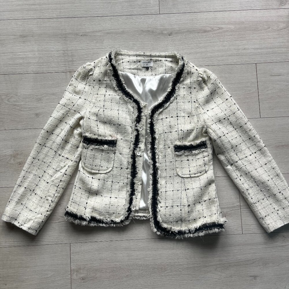 Cream Tweed Trimmed Blazer with Ruffle Details – Size 6